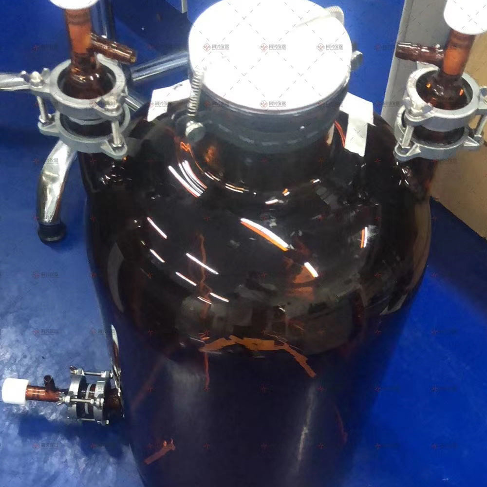 棕色雙層玻璃反應(yīng)釜的作用是什么?
1-200H4110335T2.jpg
棕色雙層玻璃反應(yīng)釜顧名思義就是釜體呈棕色的高硼硅玻璃,其耐腐蝕性強(qiáng)。
在設(shè)計(jì)上以及在造型的方面可以結(jié)合不同的特點(diǎn)。對(duì)于玻璃的厚度以及玻璃瓶的尺寸等等都有一定的要求。所以它的腐蝕性良好。能夠獲得的防火性能也是很強(qiáng)的。所以在挑選玻璃瓶的時(shí)候,可以根據(jù)它的使用的厚度,以及他的耐磨性等方面來(lái)結(jié)合。因此在設(shè)計(jì)上還會(huì)更加合理。我們可以根據(jù)它的整體功能和特點(diǎn),來(lái)選擇不同的類型,還可以根據(jù)自己的需求來(lái)挑選不同的尺寸。
為什么試驗(yàn)要用棕色玻璃而不是黑色玻璃呢?
黑色表示入射光完全被吸收而沒(méi)有反射光,因此黑色玻璃瓶就不透明了,使用棕色玻璃瓶的目的之一就是使用者在使用之前就可以觀察到瓶?jī)?nèi)所盛物質(zhì)的狀態(tài)和多少,因此可以有準(zhǔn)備的進(jìn)行取用,避免可能出現(xiàn)的危險(xiǎn)。一些見(jiàn)光敏感的物質(zhì)對(duì)能量較高的光(波長(zhǎng)較短),如藍(lán)色~紫色波段的光很敏感,而對(duì)能量低的紅色光并不敏感,也就是說(shuō),只要濾去可見(jiàn)光中的高能量波段的光就可以避免藥品見(jiàn)光分解了,并不是要濾去所有的可見(jiàn)光。 很多物質(zhì)是見(jiàn)光易分解的物質(zhì),比如濃硝酸,碘化銀,溴化銀,氯化銀,等等。所以這類物質(zhì)需用棕色玻璃瓶貯存,防止他們分解,而且還要放在陰涼背光出。 無(wú)色玻璃瓶的可以裝的物質(zhì)就很多了,只要見(jiàn)光不分解,不與二氧化硅(玻璃的主要成分)反應(yīng)就可以用無(wú)色的裝。(注意,氫氟酸用塑料瓶裝) 有些化學(xué)試劑屬于畏光物質(zhì),也就是見(jiàn)光分解,或者受熱易分解的藥品,并將瓶子置于陰涼處,一般將濃 、鹵化銀、氯水、溴水、碘水等存放于棕色瓶中。棕色瓶能吸收絕大多數(shù)可見(jiàn)光,可以將它用于保存畏光物質(zhì)。并非大部分藥品都裝在棕色瓶里,只有AgBr,HNO3等見(jiàn)光易分解的藥品才儲(chǔ)存在棕色玻璃瓶?jī)?nèi)。我司可根據(jù)客戶實(shí)驗(yàn)要求定制棕色雙層玻璃反應(yīng)釜。
棕色玻璃反應(yīng)釜.jpg